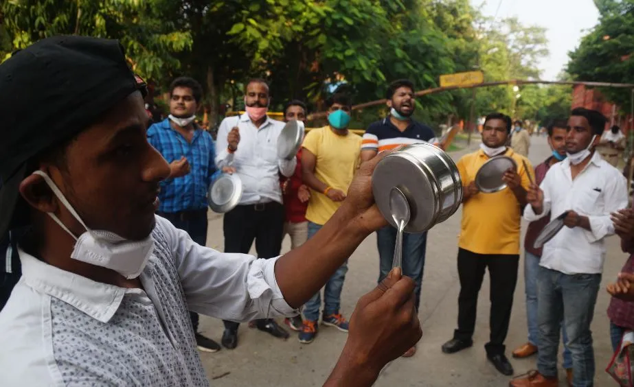 बरेली: छात्र नेताओं ने कैंपस में थाली बजाकर मांगा रोजगार