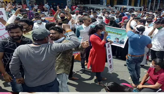 भोपाल में नौकरी की मांग को लेकर सड़क पर उतरे बेरोजगारों पर लाठीचार्ज