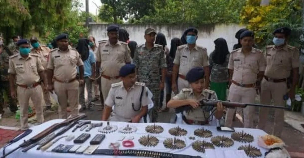 बिहार में 8 नक्सली समेत 10 गिरफ्तार, हथियार और विस्फोटक बरामद