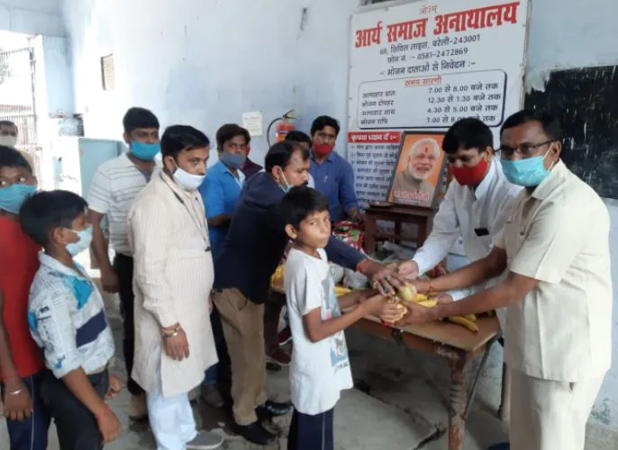 बरेली: अनाथालय में बच्चों के साथ मनाया प्रधानमंत्री का जन्मदिन
