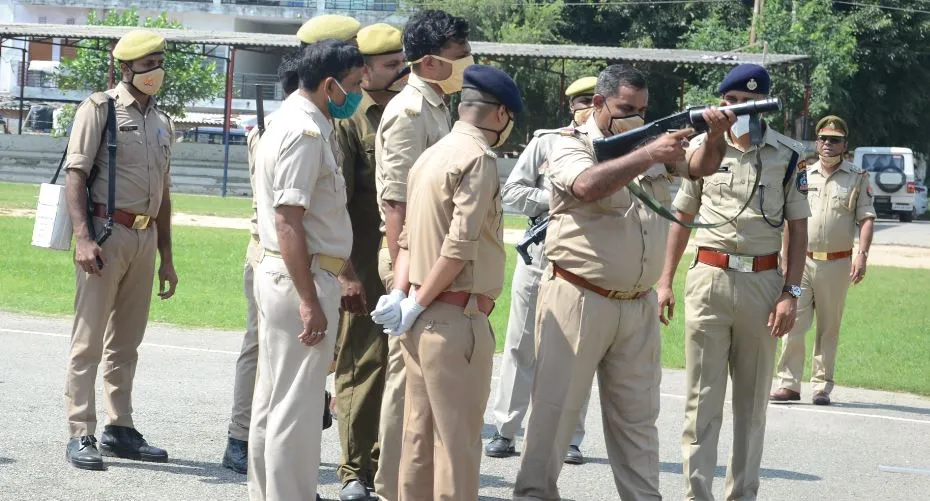 बरेली: पुलिस लाइन में चलीं गोलियां, दंगाइयों को खदेड़ा
