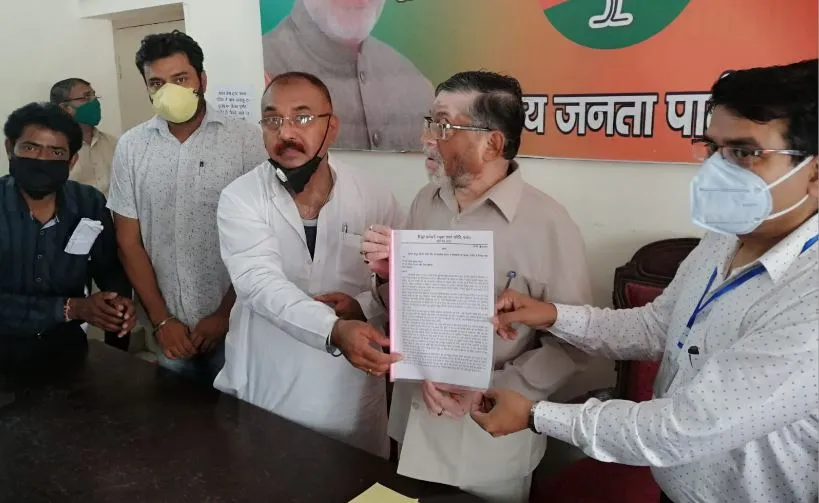 बरेली: निजीकरण के विरोध में सांसद और विधायकों को दिए गए ज्ञापन