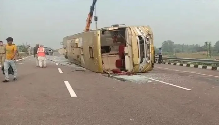 उन्नाव: पुलिया से टकराकर पलटी बस, एक की मौत, 50 घायल
