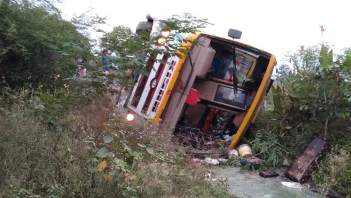 शाहजहांपुर में खाई में गिरी बस, 25 घायल