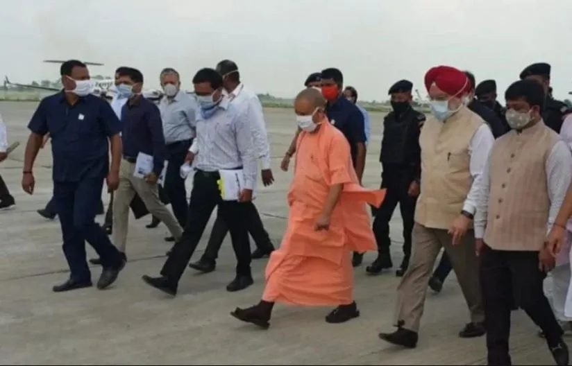 योगी ने कुशीनगर में निर्माणाधीन अंतर्राष्ट्रीय एयरपोर्ट का किया निरीक्षण