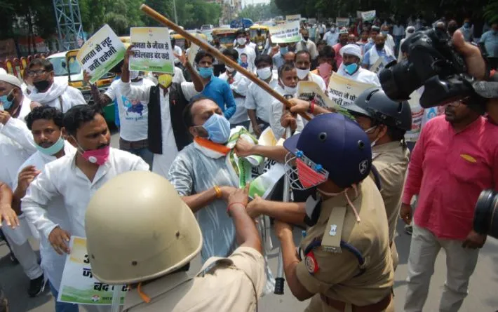 लखनऊ: कोरोना किट घोटाले को लेकर कांग्रेस का प्रदर्शन