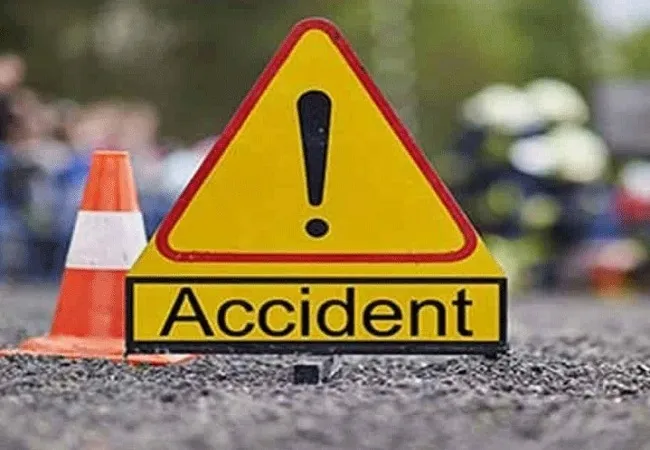 अमरोहा में मजदूरों से भरी बस ट्रक से टकराई, 25 मजदूर घायल
