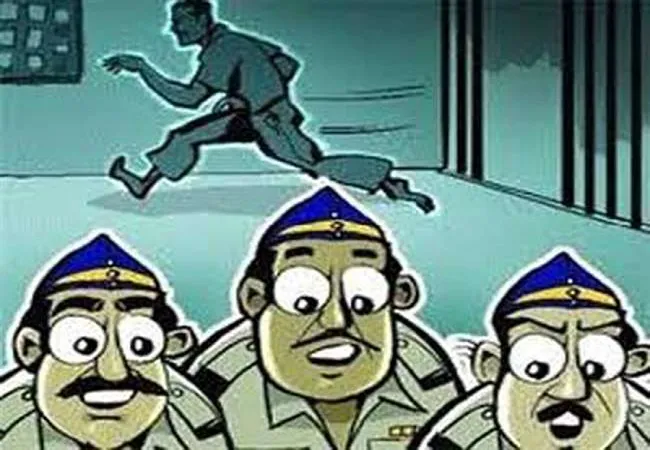 बिजनौर अस्थाई जेल से चार कैदी फरार, दो को दबोचा