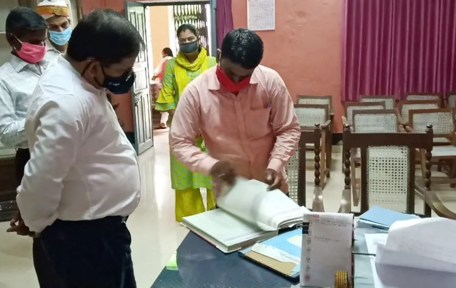 अयोध्या: जिला कृषि अधिकारी कार्यालय का डीएम ने किया निरीक्षण