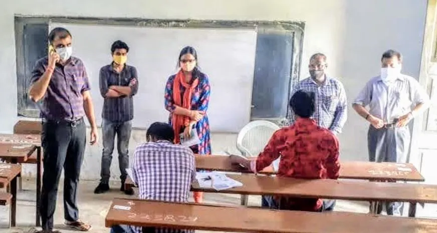 लखनऊ: जिलाधिकारी ने आरओ व एआरओ के परीक्षा केंद्रों का किया औचक निरीक्षण