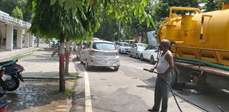 बरेली: डीएम के संक्रमित होने पर कर्मचारी घबराए, पूरा कलेक्ट्रेट कराया गया सैनेटाइज