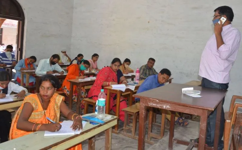 बरेली कॉलेज में परीक्षा के दौरान मोबाइल चला रहे कक्ष निरीक्षक