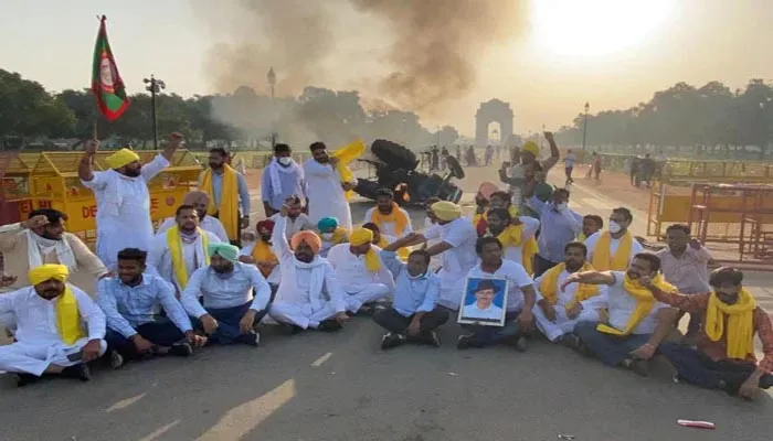 पंजाब युवा कांग्रेसियों ने इंडिया गेट के पास ट्रैक्टर में लगाई आग, पांच हिरासत में