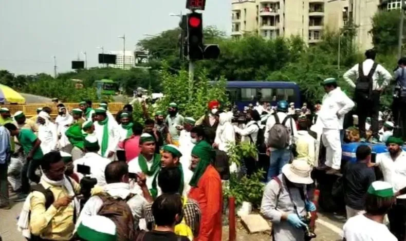 दिल्ली-नोएडा बॉर्डर पर किसानों का समर्थन करने पहुंचे कांग्रेसी, भारी पुलिस बल तैनात
