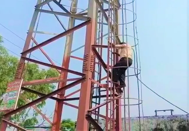 मुरादाबाद: पत्नी के झगड़ों से तंग युवक मोबाइल टावर पर चढ़ा, खुदकुशी का प्रयास