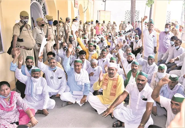 मुरादाबाद: भाकियू ने कलेक्ट्रेट में दिया धरना, 25 को जनता कर्फ्यू