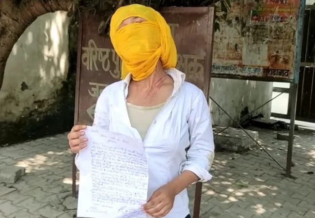 मुरादाबाद: एसएसपी के सामने रो पड़ी पीड़िता, बोली बहुत मारते हैं बाप-भाई