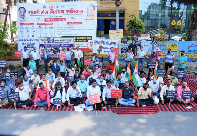 मुरादाबाद: स्कूल की फीस माफी को भूख हड़ताल पर बैठे अभिभावक