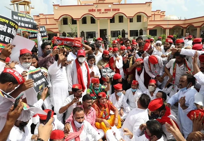 लखनऊ में सदर तहसील पर सपा कार्यकर्ताओं ने बीजेपी के खिलाफ किया प्रदर्शन