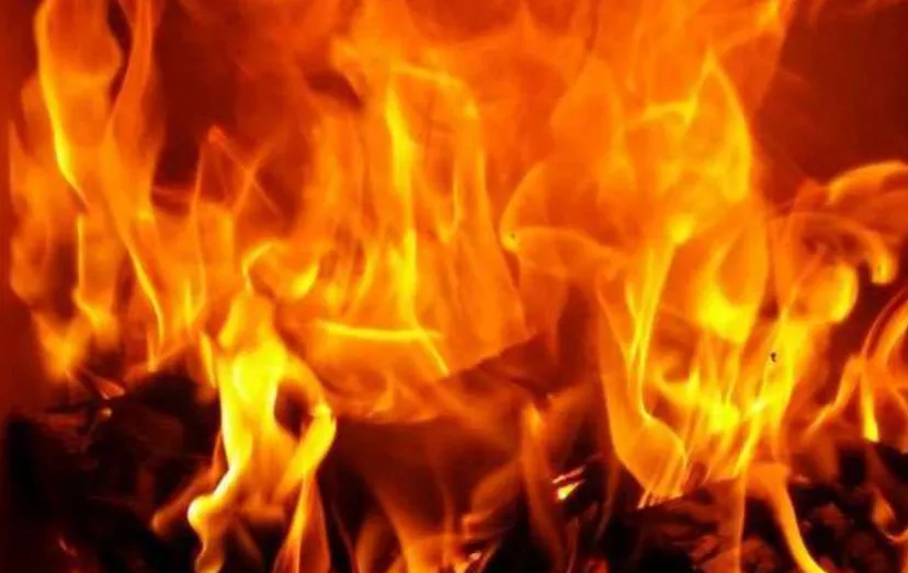 कोलकाता में बस्ती में लगी आग, सैकड़ों झुग्गियां जलकर राख