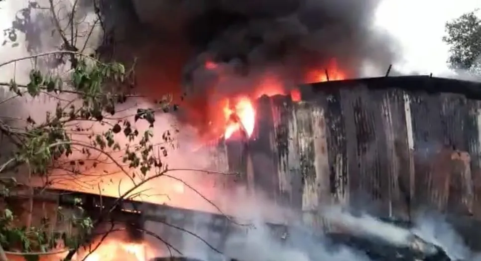 बरेली: कबाड़ के गोदाम में लगी आग, लाखों का नुकसान