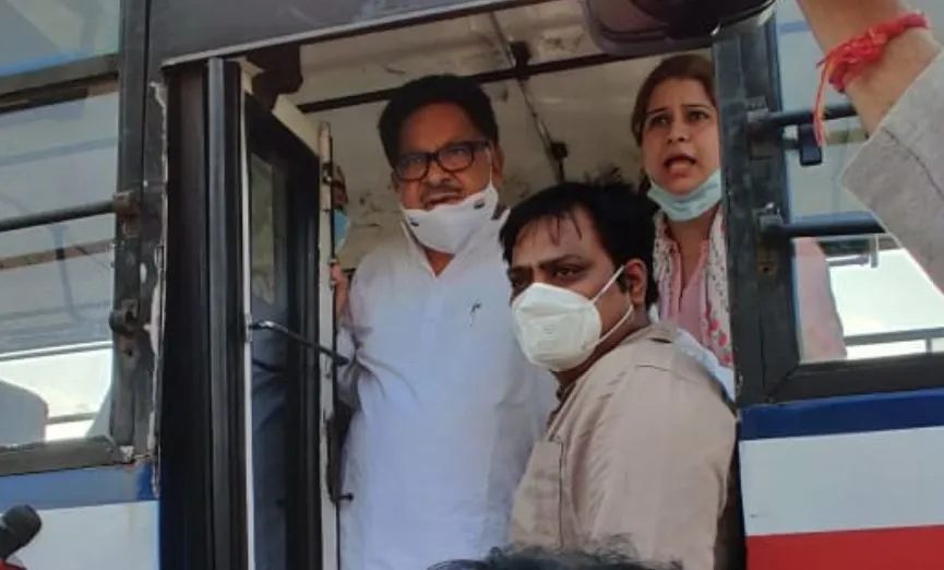 उप्र सरकार के खिलाफ प्रदर्शन करते पीएल पूनिया सहित सैकड़ों कार्यकर्ता गिरफ्तार