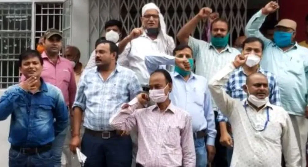 गोरखपुर: प्रधान डाक कर्मियों ने कर्मचारियों की विरोधी नीतियों को लेकर किया प्रदर्शन