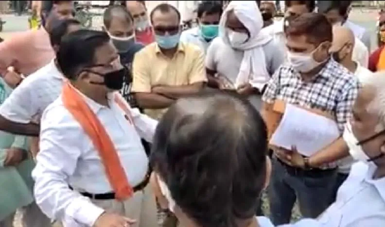गोरखपुर: नगर विधायक ने इंजीनियर को पढ़ाया इंजीनियरिंग का पाठ