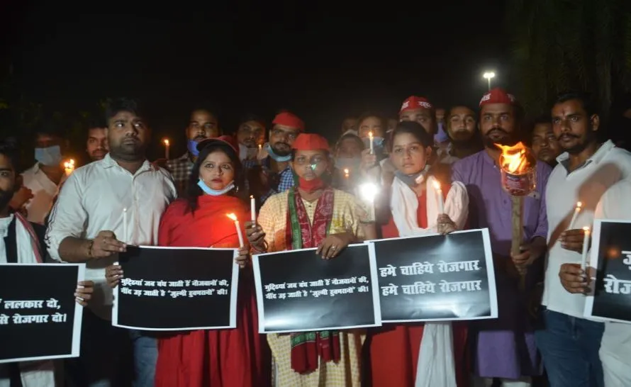 लखनऊ: अखिलेश यादव के आह्वान पर सपा कार्यकर्ताओं ने जलाई मोमबत्तियां