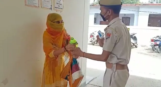 शाहजहांपुर: एसपी ऑफिस में आत्मदाह के लिए पहुंची महिला, मचा हड़कंप