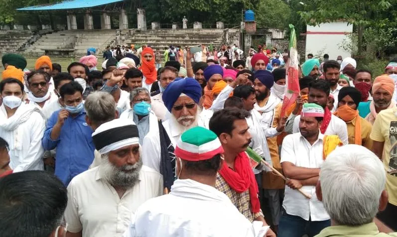 लखीमपुर खीरी: कृषि विधेयकों के विरोध में किसानों ने हाईवे जाम कर किया प्रदर्शन