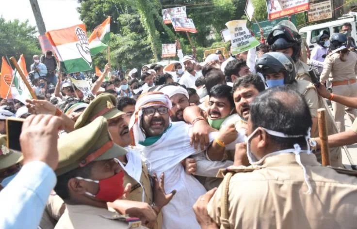 लखनऊ: कृषि कानून के खिलाफ कांग्रेस का प्रदर्शन, लल्लू समेत सैकड़ों कार्यकर्ता हिरासत में