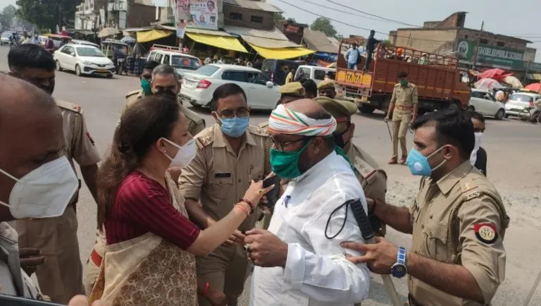 लखनऊ: महोबा जा रहे लल्लू और अराधना मिश्रा पुलिस हिरासत में
