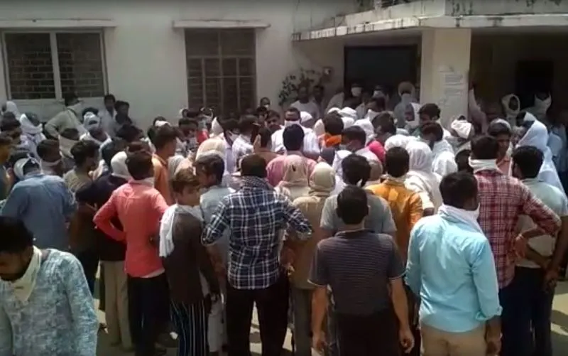 अमरोहा: संविदाकर्मी लाइनमैन की करंट लगने से मौत, परिजनों का हंगामा