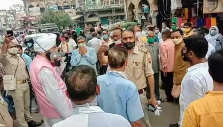 लखनऊ: दुकानों के सामने पटरी दुकानों का विरोध, व्यापारियों ने किया बंद का ऐलान