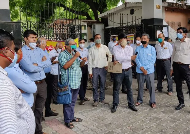 लखनऊ: निजीकरण के विरोध में बिजली कर्मचारियों का तीसरे दिन जारी रहा आंदोलन