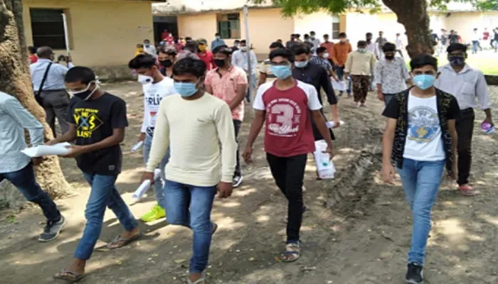 लखनऊ: यूपी पॉलीटेक्निक प्रवेश परीक्षा शुरू, थर्मल स्कैनिंग के बाद मिला छात्रों को केन्द्रों में प्रवेश