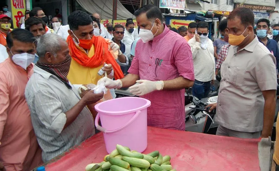 लखनऊ: जल शक्ति मंत्री महेंद्र सिंह राजपूत ने पॉलिथीन को लेकर किया जागरूक