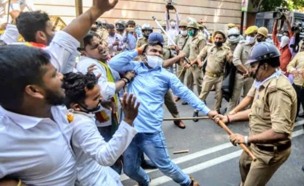 लखनऊ: शिवपाल यादव के कार्यकर्ताओं पर बरसीं लाठियां
