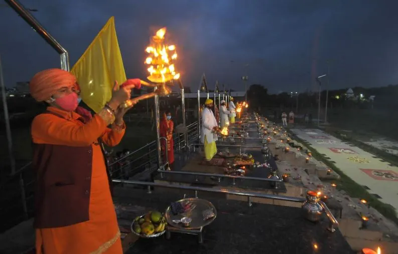 लखनऊ: महंत देव्यागिरी की अगुवाई में की गई मां गोमती की पूर्णिमा आरती