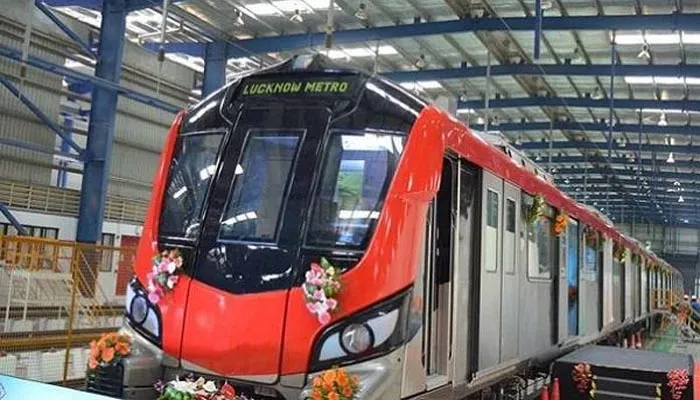लखनऊ की पटरी पर एक बार फिर दौड़ी मेट्रो