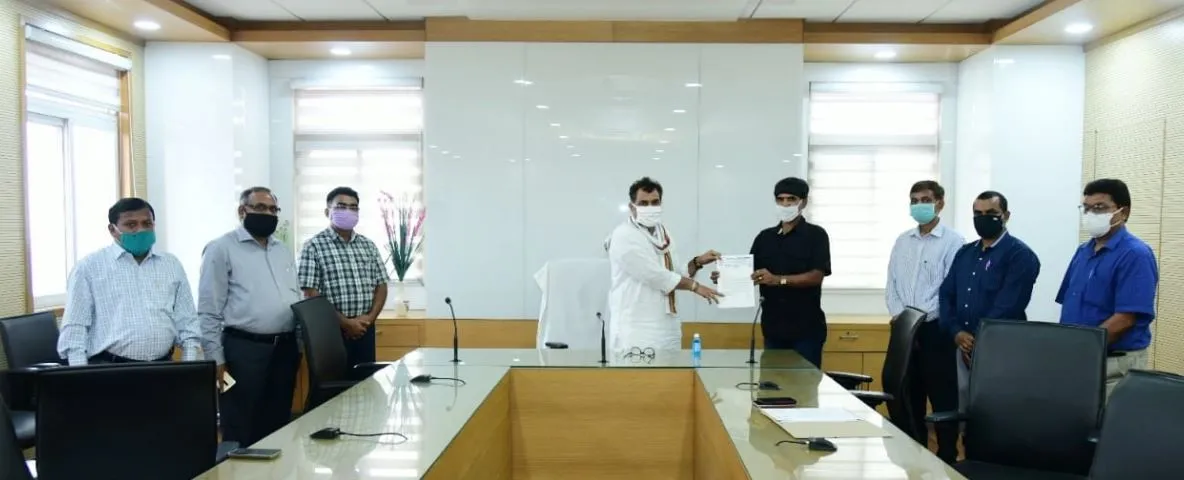 लखनऊ: समस्याओं और प्रमोशन को लेकर अभियंताओं ने मंत्री से की मुलाकात