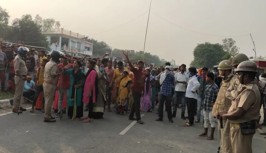 लखनऊ: युवक की मौत के बाद दो पक्षों में पथराव, पुलिस पर भी ग्रामीणों का हमला