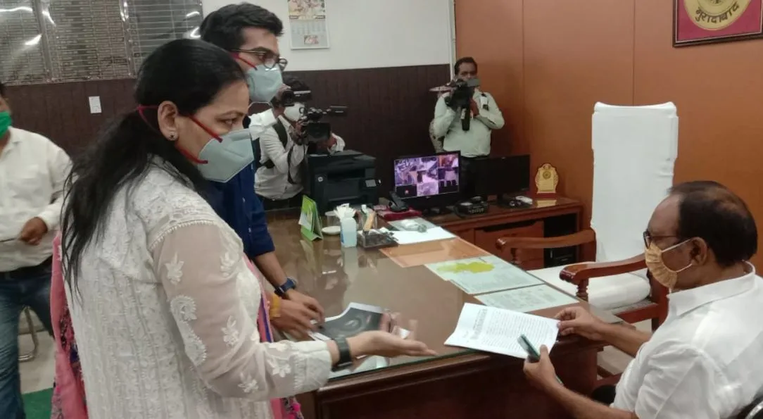 मुरादाबाद: डीपीआरओ की पत्नी ने जिलाधिकारी से की पति के खिलाफ कार्रवाई की मांग