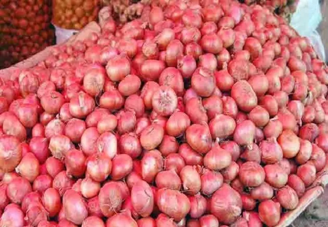 मुनाफाखोरी का खेल : मंडी से दोगुने दाम पर फुटकर बाजार में बिक रहा प्याज
