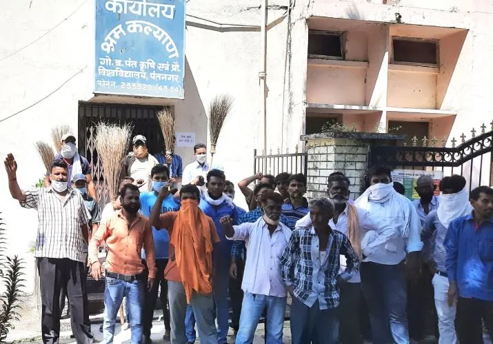 पंतनगर: वेतन न मिलने पर ठेका कर्मियों ने श्रम कल्याण कार्यालय का किया घेराव