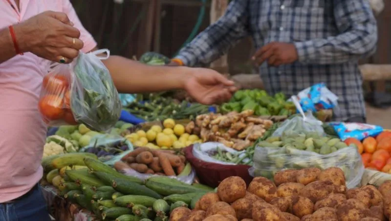 बरेली: रोक के बाद भी खुलेआम हो रहा पॉलीथिन का उपयोग