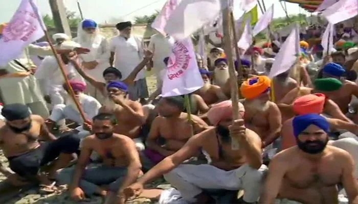 पंजाब: कृषि विधेयकों के विरोध में किसानों ने अर्द्धनग्न होकर रेलवे ट्रैक पर दिया धरना