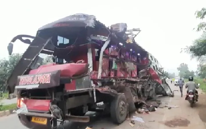 छत्तीसगढ़: रायपुर में बस और ट्रक की टक्कर में आठ मजदूरों की मौत