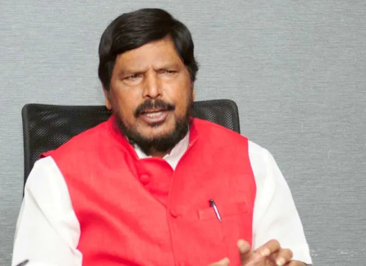 केंद्रीय मंत्री आठवले की मांग, ‘एक साल के लिए निलंबित हों हंगामा करने वाले सांसद’